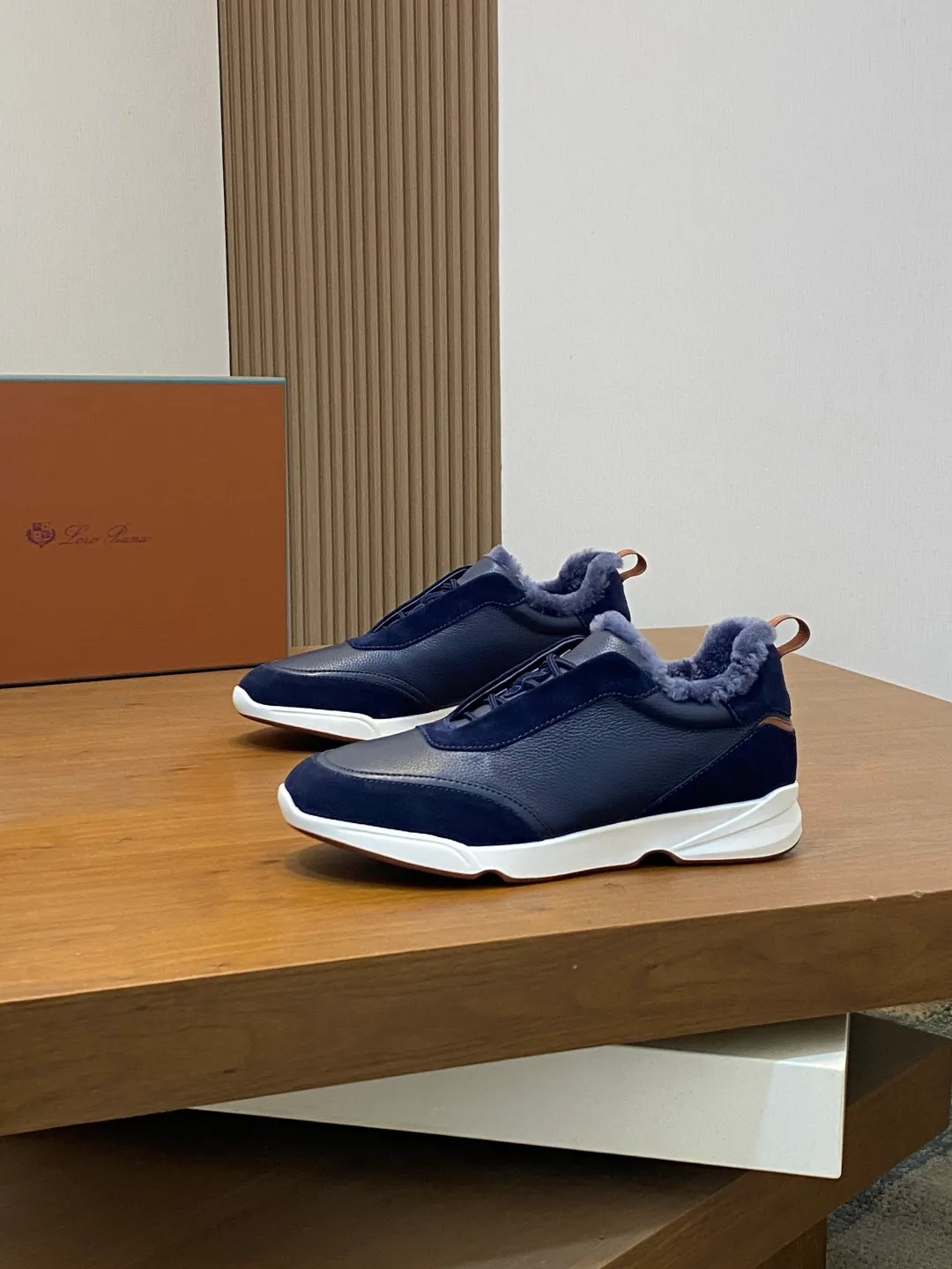 Men's shoes 💰840 Winter LoroPiana WeekendWalk men's wool warm sneakers! Specially designed wool warm shoes for men! This WeekEndWalkEvo casual shoe reinterprets the WeekEnd casual shoe with a design that combines the characteristics of running shoes and walking shoes. An improved version of the classic shoe style in the autumn/winter series, the shoe body is made of fleece cotton blend with a slight elasticity to ensure that the upper part of the shoe is covered and fitted. The narrow silhouette in the middle and the warmth of the integrated fur lining make the shoes comfortable and practical to wear. The shoe details, combined with the lightweight rubber sole with ridged edges, add a sporty feel to the shoe. Kummel rubber sole with stitching and ultra-light technical material sole: This design structure helps distribute weight properly and improve shock absorption. Raised edges on the sole ensure traction and stability during walking. Body: 97% cotton, 3% spandex lining. Wool sole rubber! Size: 39/40/41/42/43/44 (45.46 customized) standard leather shoe size original box package